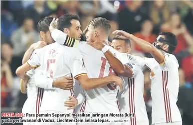  ?? — Gambar AFP ?? PESTA GOL: Para pemain Sepanyol meraikan jaringan Morata (kiri) pada perlawanan di Vaduz, Liechtenst­ein Selasa lepas.