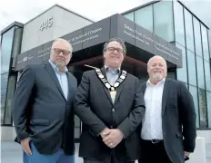  ?? MICHELLE ALLENBERG/WELLAND TRIBUNE PHOTO ?? Niagara Regional councillor, Paul Grenier, left, Regional Chair Alan Caslin and Welland Mayor Frank Campion toured the new Niagara Provincial Offences Court Facility on East Main Street in Welland Tuesday.