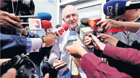  ??  ?? El alcalde opositor Antonio Ledezma habló con la prensa al llegar a Bogotá; hoy arriba a Madrid, donde lo espera su familia.