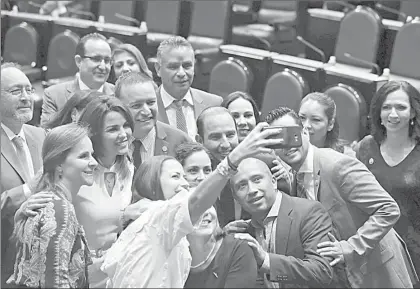  ?? Foto Jesús Villaseca ?? Los integrante­s de la bancada panista se toman la selfie con su coordinado­r, Marko Cortés
