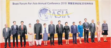  ??  ?? China’s President Xi Jinping (centre) and his wife (center right) pose for pictures with leaders attanding the Boao Forum for Asia (BFA) Annual Conference 2018 before the opening of the conference in Boao, south China’s Hainan province. — AFP photo