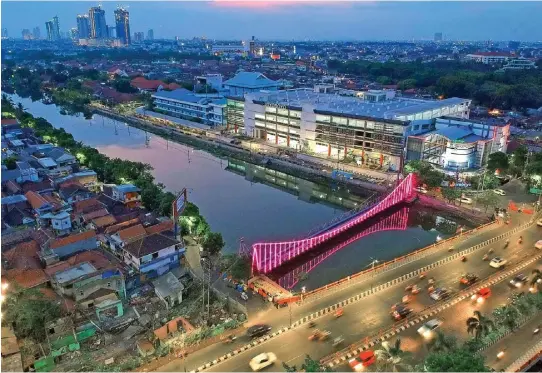  ?? PUGUH SUJIATMIKO/JAWA POS ?? TAMBAH AKSES: Jembatan Wonokromo difoto dari drone kemarin. Nanti ada jembatan pendamping di sebelahnya.