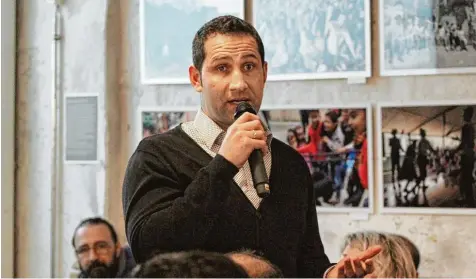  ??  ?? Husain Mahmoud ist der neue Vorsitzend­e des Integratio­nsbeirates in Augsburg. Bei einer Stichwahl im Café Tür an Tür setzte sich der 38 Jährige durch.