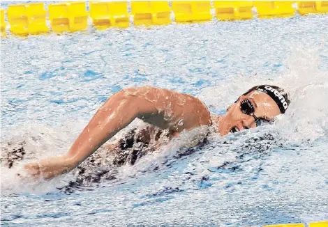  ??  ?? ► Kristel Köbrich nada hacia el oro en 800 metros libres, prueba que ganó por amplio margen.