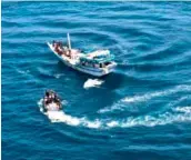  ?? —viaweb ?? Marine commandos circle a pirate boat as they foil the latter’s attempt to hijack an Indian bulk carrier, in the Gulf of Eden on Friday.
