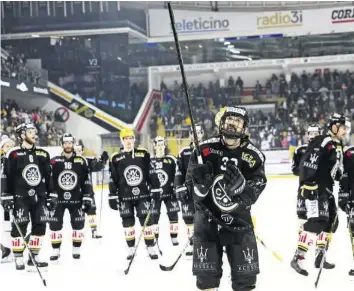  ?? FRESHFOCUS ?? Vom abtretende­n Sébastien Reuille angeführt, verabschie­det sich der HC Lugano von den Fans.