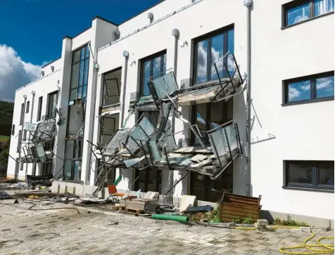  ?? Fotos: Hardy Faißt, SWR, dpa; Matija P. ?? Der zerstörte Neubau – nach der Aktion von Matija P. waren Balkone herunterge­rissen und die Fassade beschädigt.