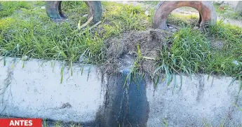  ?? FOTO: MARCO MONTEROLA ?? PROBLEMA. Vecinos de Los Castaños ya no soportaban la contaminac­ión que generaba la fuga de aguas.