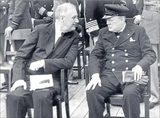  ?? AP ?? El presidente Roosevelt y el
premier Winston Churchill dialogan tras una misa a bordo del Príncipe de Gales en 1941