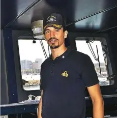  ??  ?? Leonardo La Rocca Tenente di vascello, comanda la nave officina italiana Tremit, ora nel porto di Tripoli per riparare le motovedett­e guaste.
