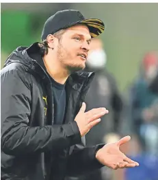  ?? FOTO: GAMBARINI/DPA ?? Dortmunds Trainer Edin Terzic feuert seine Mannschaft an.