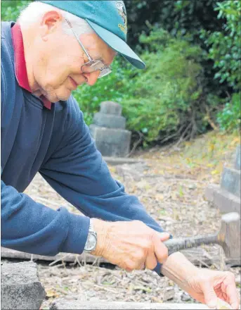  ?? PHOTO / MERANIA KARAURIA ?? RSA president Ian Bailey is wanting to place a headstone on the unmarked grave of Alexander William Roberts who served in the Boer War and World War I.