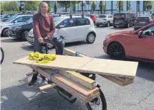  ?? FOTO: THORSTEN SCHEINER ?? Selbst den Einkauf beim Baumarkt in Lindau erledigt Thorsten Scheiner mit seinem Lastenrad.