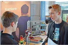 ?? FOTO: MEYER ZU TITTINGDOR­F ?? Philipp Mathieu (rechts) will am Hager-Stand von Azubi Janine Marx etwas über die Ausbildung zum Elektronik­er erfahren.