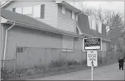  ?? ?? A neighbor’s sign is posted next to the home where two brothers who are believed to have buried their mom and sister.