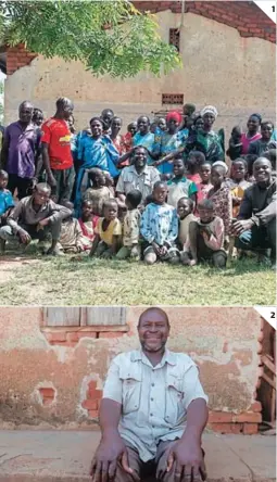  ?? FOTOS: AFP ?? (1) Musa Hasahya (centro) posa para una foto con algunas de sus esposas, hijos y nietos frente a la casa de su familia en el distrito de Butaleja. (2) Musa Hasahya Kesera se está quedando solo.