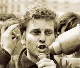  ??  ?? Französisc­h- deutscher Studentenf­ührer Daniel Cohn- Bendit ( Foto Mai 1968 in Paris) saß bis 2014 im EU- Parlament.