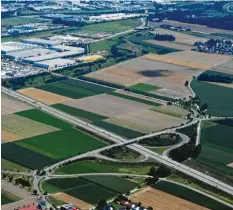  ?? Foto: Marcus Merk (Archivfoto) ?? Die Verbindung­sstraße Hirblingen–Neusäß soll an der A8‰Anschlusss­telle Neusäß im Sommer erneuert werden.