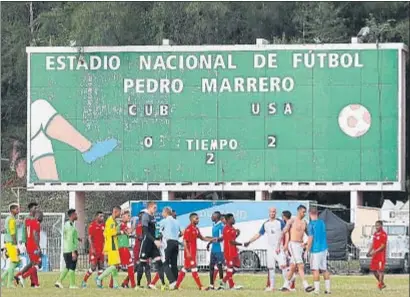  ?? KEVIN C. COX / GETTY ?? El marcador del estadio Pedro Marrero, en La Habana, en octubre: Estados Unidos ganó 0-2