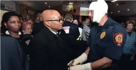  ?? Picture: Elmond Jiyane/GCIS ?? BRAVE: An injured Ian Barnard meets President Jacob Zuma during the president’s visit to areas affected by the devastatin­g fires last week.