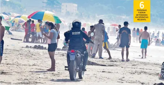  ?? LUIS FREIRE ?? ►ATACAMES, Esmeraldas. La policía realiza rondas en la zona de playa para controlar cualquier anomalía que se registre.