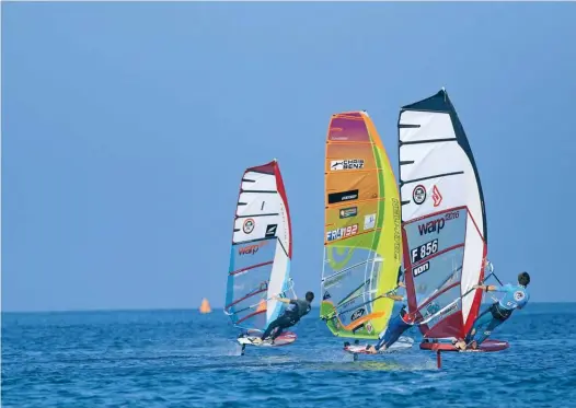  ??  ?? Kevin Festocq, Antoine Albeau et Thomas Goyard volent en escadrille à La Torche. Un avant-goût du windsurf du futur ? © Jean Souville