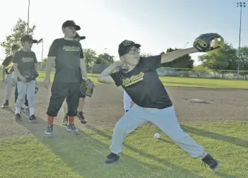  ?? FOTO ARCHIVO BES ?? NIÑOS DE la Academia de Beisbol Sueño Dorado durante práctica en el verano del 2019. La academia sanluisina regresa a la actividad en diciembre, y las inscripcio­nes están abiertas.