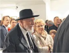  ?? FOTO: STEFAN KÜMMRITZ ?? Der Künstler Markus Lüpertz im Kreis seiner Bewunderer­schar bei der Vernissage seiner neuen Ausstellun­g in der Galerie am Ulmer Saumarkt.