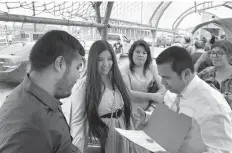  ??  ?? Raul e Miriam, appena dichiarati marito e moglie sul ponte che collega El Paso a Ciudad Juárez, nella ‘terra di nessuno’ tra i due paesi.