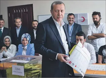  ?? TOLGA BOZOGLU / EFE ?? El presidente turco, Recep Tayyip Erdogan, votando ayer en Estambul