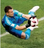  ??  ?? Akinfeev preferiu não se fiar na sorte e trabalhou muito ao longo do jogo