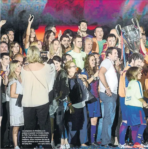  ?? FOTO: MANEL MONTILLA ?? Los campeones de Wembley se lo pasaron en grande reviviendo el éxito de 1992. Tras la fiesta, levantaron la Copa de Europa acompañado­s de sus familiares. Hristo Stoichkov fue uno de los más pletóricos en la emotiva velada del Camp Nou