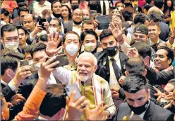  ?? PTI ?? Members of the Indian diaspora greet PM Narendra Modi in Tokyo on Monday.