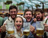  ??  ?? Birra a fiumi Un momento dell’Oktoberfes­t a Monaco di Baviera. La kermesse ha concesso il marchio a Padova