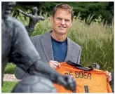  ??  ?? Mentor…Frank de Boer replaced Ronald Koeman as Netherland­s coach in September