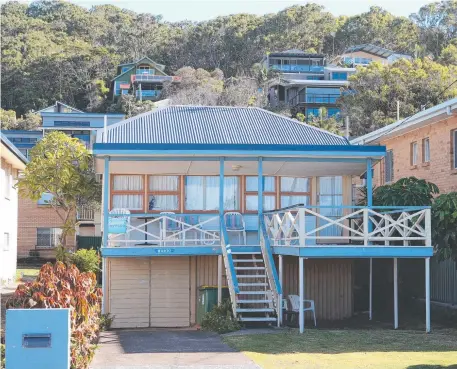  ?? Picture: GLENN HAMPSON ?? 800 Pacific Pde at Currumbin is on the market for the first time since being built in 1945.