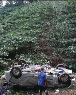  ?? JUMAI/ JAWA POS RADAR JEMBER ?? MUATAN BERANTAKAN: Mobil Suzuki Ertiga yang masuk ke jurang sedalam 75 meter di Desa Sidomulyo, Silo, Jember, hingga kemarin belum berhasil dievakuasi.