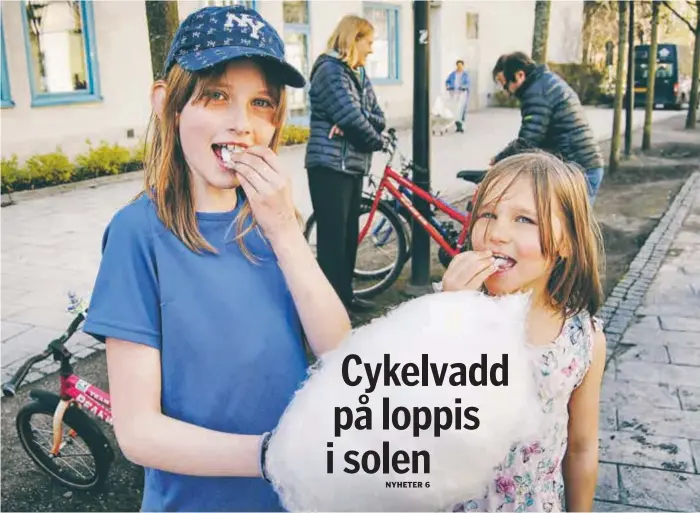  ?? FOTO: LEIF OLDENBURG ?? LÄCKERT. Annie, 9, och Emilia, 7, delade på en sockervadd – eller cykelvadd som läckerhete­n hade döpts om till den här soliga dagen.