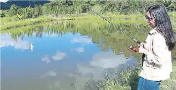  ??  ?? Los visitantes también pueden disfrutar de pesca deportiva en la casa de Wilson, donde hay al menos 11 lagunas llenas de peces y hasta langostas australian­as.