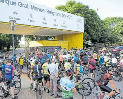  ?? JUANO TESONE ?? Movilizaci­ón. Ciclistas se manifestar­on ayer frente al ex KDT para reclamar más seguridad.