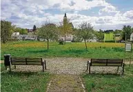  ?? ?? Blick vom Bönischmau­soleum auf das Barmherzig­keitsstift. Auf der denkmalges­chützten Wiese entsteht jetzt eine kleine parkähnlic­he Anlage. Früher befanden sich hier die Stiftsgärt­en.