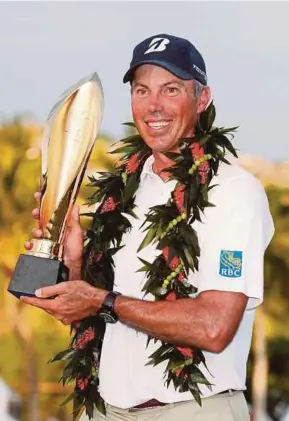  ?? REUTERS PIC ?? Matt Kuchar with the trophy after winning the Sony Open in Hawaii on Sunday.