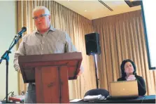  ?? Photo: Yaseen Gaffar ?? Knysna Tourism board members Clive Bennett (left) and Elmay Bouwer during the presentati­on of the provincial tourism body Wesgro option to members of tourism and Knysna Accommodat­ion Associatio­n.