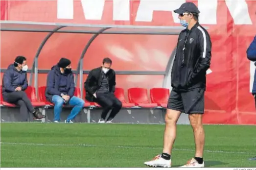  ?? JOSÉ ÁNGEL GARCÍA ?? Julen Lopetegui observa el entrenamie­nto con Del Nido Carrasco, Monchi y Fernando Navarro al fondo, en un banquillo.