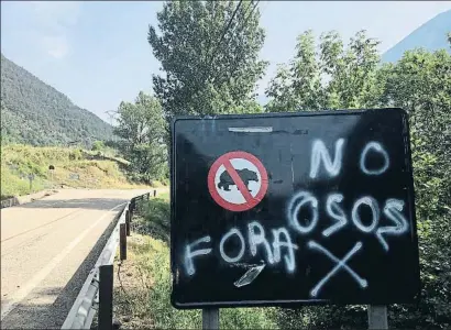  ?? MERCÈ GILI ?? Un cartel contra los osos a la entrada de las poblacione­s de Senet y Aneto, en la carretera de Val d’Aran
