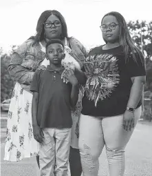  ??  ?? Catina Washington and her children Jaquavion Jackson, 10, and Jakwannai Washington, 20, evacuated their home after waiting more than 20 hours following a 911 call during Harvey. Yi-Chin Lee / Houston Chronicle