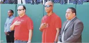  ??  ?? El señor Ramón Marcelino, Moisés Alou y Neftalí Ruiz, durante la ceremonia de apertura de las eliminator­ias del clásico Scotiabank.