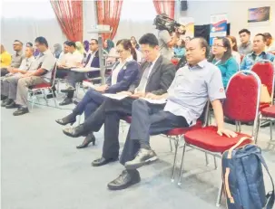  ??  ?? MENDING: Tengku Azmi ( duduk kanan) mendingka Licha Inisiatif Baru ‘Program Pengiktira­fan’ ari Suffian di Kuching kemari.