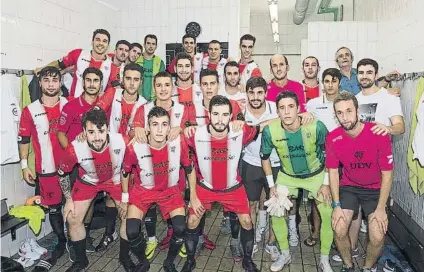  ?? FOTOS: PERE PUNTÍ ?? El Viladecans, amb Raúl Paje a la banqueta, està al capdavant de la classifica­ció del grup 2 de Primera Catalana