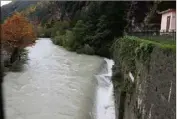  ??  ?? La Roya au niveau du pont supérieur et du déversoir.